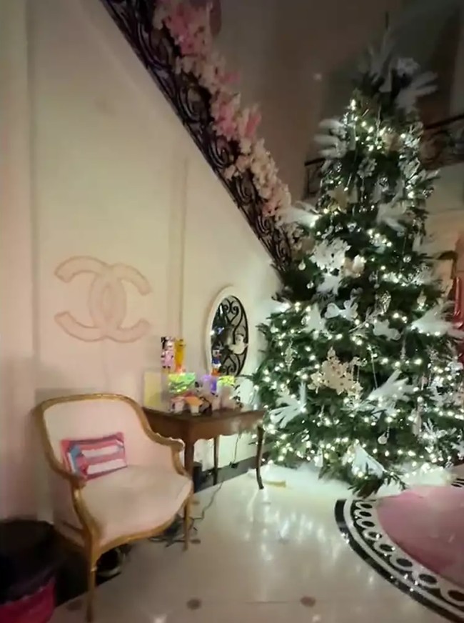 Paris Hilton memilih dekorasi pohon Natal dengan bulu-bulu warna putih dan emas, lampu serta bintang gemerlapan. Foto: Instagram