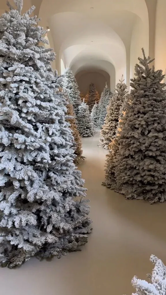 Winter Wonderland menjadi tema dekorasi Natal keluarga Kim Kardashian. Beberapa pohon Natal putih ditempatkan di koridor, membuat rumahnya serasa berada di tengah salju. Foto: Instagram