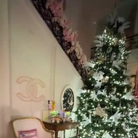 Paris Hilton memilih dekorasi pohon Natal dengan bulu-bulu warna putih dan emas, lampu serta bintang gemerlapan. Foto: Instagram