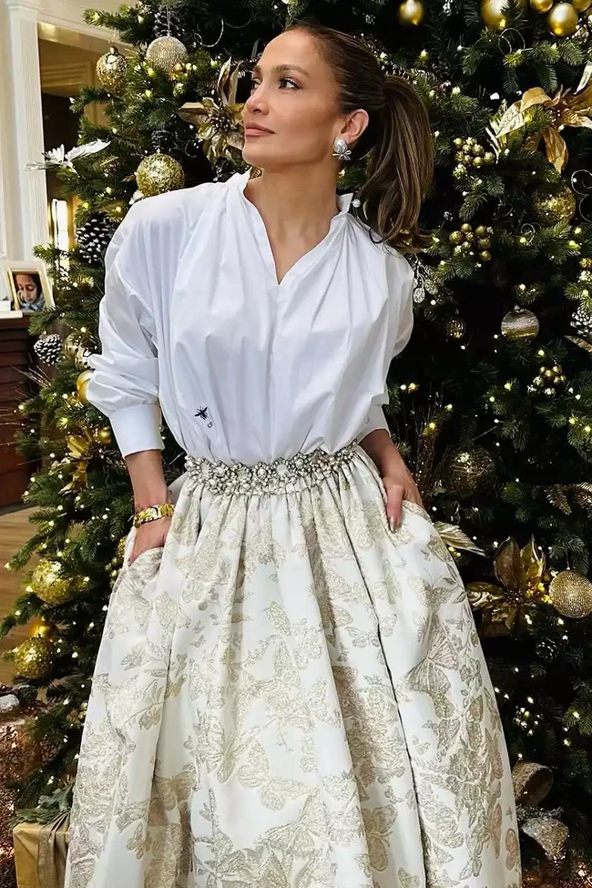 Jennifer Lopez memilih nuansa emas untuk menghias pohon Natal. Terdapat gantungan bola, hiasan buah cemara, pita hingga lampu yang didominasi palet emas dan hijau. Foto: Instagram