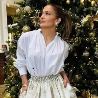 Jennifer Lopez memilih nuansa emas untuk menghias pohon Natal. Terdapat gantungan bola, hiasan buah cemara, pita hingga lampu yang didominasi palet emas dan hijau. Foto: Instagram
