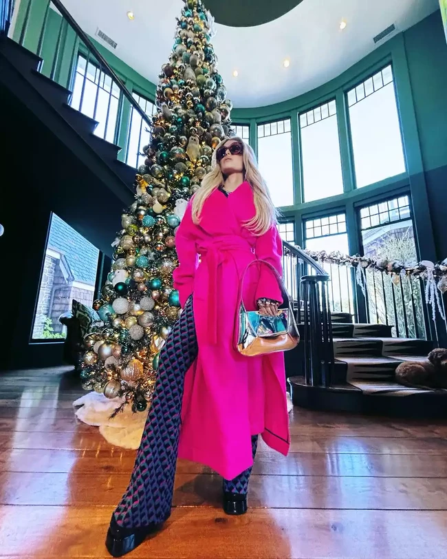 Pohon Natal Jessica Simpson tampil lebih festive. Penyanyi sekaligus pengusaha ini memenuhi pohon Natal dengan hiasan bola metalik warna-warni. Foto: Instagram