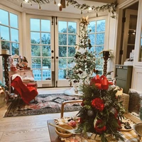 Kate Hudson memilih gaya klasik untuk menghias rumahnya dengan ornamen Natal. Terdapat pohon Natal berhias lampu, bola emas dan centerpiece bentuk pohon Natal mini di meja makan. Foto: Instagram