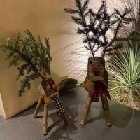 Jennifer Aniston membagikan sekilas dekorasi Natal di kediamannya. Dia memilih gaya rustic dengan menempatkan patung rusa terbuat dari kayu yang dihias hidung merah, syal dan tanduk hijau dari batang pohon cemara. Foto: Instagram