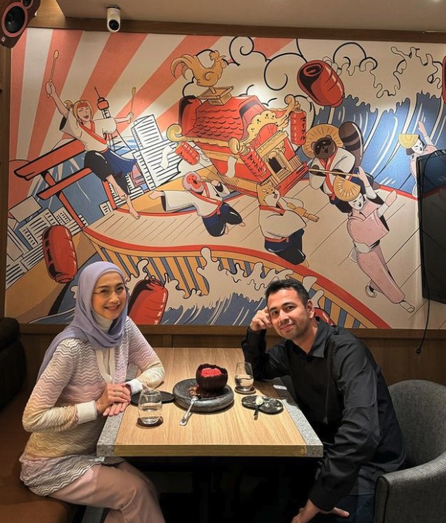 Beberapa hari sebelum berulang tahun ke-50, Desy Ratnasari tampil awet muda saat makan bersama Raffi Ahmad. Penampilannya tampak bukan seperti wanita paruh baya. Foto: Instagram @desyratnasariterdepan