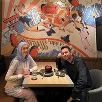 Beberapa hari sebelum berulang tahun ke-50, Desy Ratnasari tampil awet muda saat makan bersama Raffi Ahmad. Penampilannya tampak bukan seperti wanita paruh baya. Foto: Instagram @desyratnasariterdepan