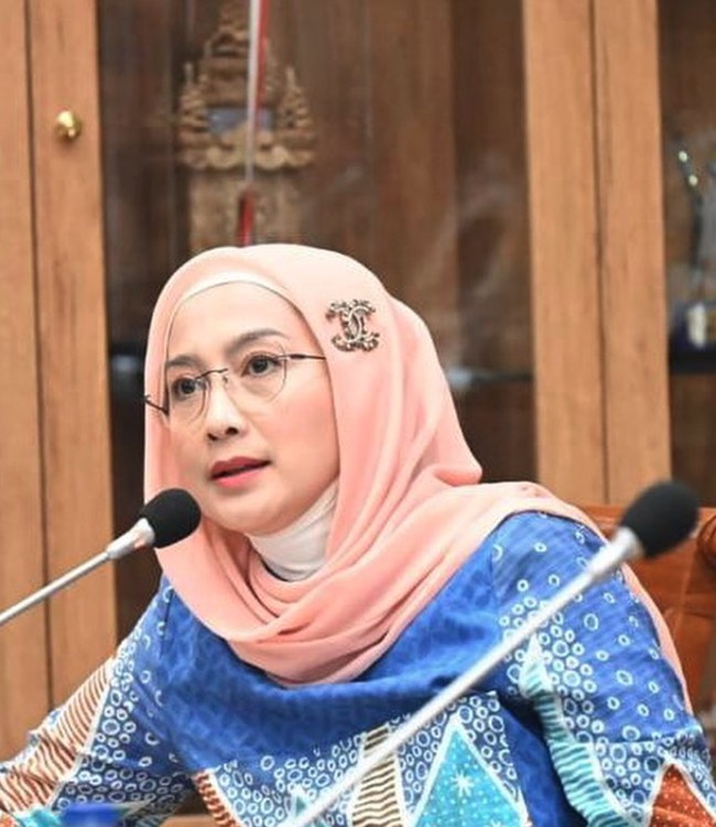 Ada pula momen ketika Desy Ratnasari sedang bekerja dengan gaya hijab yang khas. Salah satu ciri khasnya selalu mengenakan bros cantik di sisi jilbabnya. Foto: Instagram @desyratnasariterdepan
