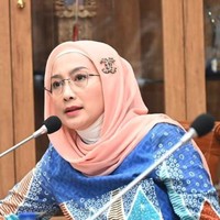 Ada pula momen ketika Desy Ratnasari sedang bekerja dengan gaya hijab yang khas. Salah satu ciri khasnya selalu mengenakan bros cantik di sisi jilbabnya. Foto: Instagram @desyratnasariterdepan