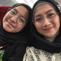 Begitu pula ketika Desy Ratnasari selfie bersama putrinya, Nasywa Nathania. Mereka tampak sangat mirip seperti kakak beradik. Foto: Instagram @desyratnasariterdepan