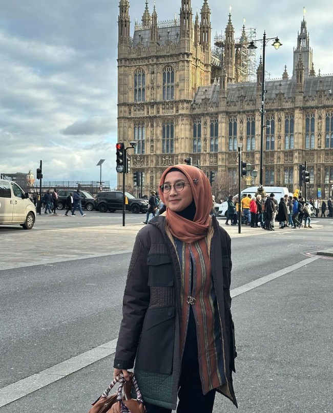 Selanjutnya momen ketika Desy Ratnasari pergi ke luar negeri. Ia terlihat lebih santai mengenakan coat dan riasan sederhana. Foto: Instagram @desyratnasariterdepan