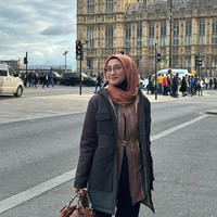 Selanjutnya momen ketika Desy Ratnasari pergi ke luar negeri. Ia terlihat lebih santai mengenakan coat dan riasan sederhana. Foto: Instagram @desyratnasariterdepan