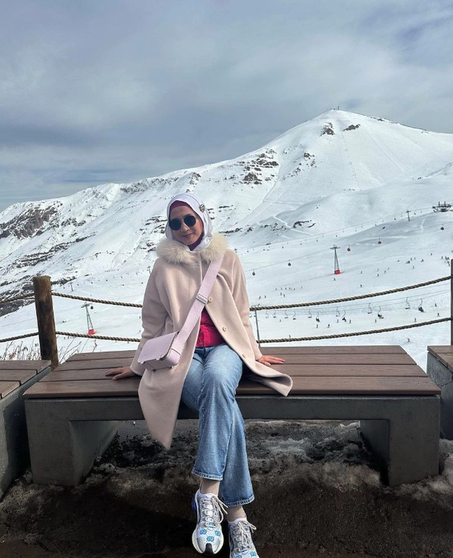 Desy Ratnasari juga beberapa kali pergi liburan dengan gaya yang santai. Dengan setelan celana jeans dan sneakers membuat penampilannya lebih awet muda. Foto: Instagram @desyratnasariterdepan