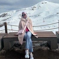 Desy Ratnasari juga beberapa kali pergi liburan dengan gaya yang santai. Dengan setelan celana jeans dan sneakers membuat penampilannya lebih awet muda. Foto: Instagram @desyratnasariterdepan