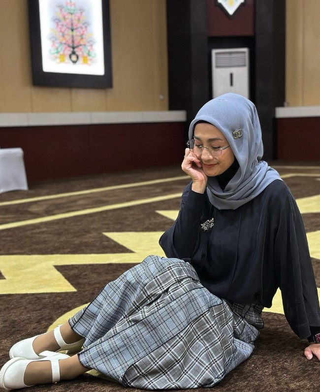 “OOTD yang mengingatkan saya pada Mama….dulu dibelikan rok kotak-kotak dan doll shoes style…antara happy dan sedih…😰😎 miss U Mom…,” tulis Desy Ratnasari di Instagram. Foto: Instagram @desyratnasariterdepan