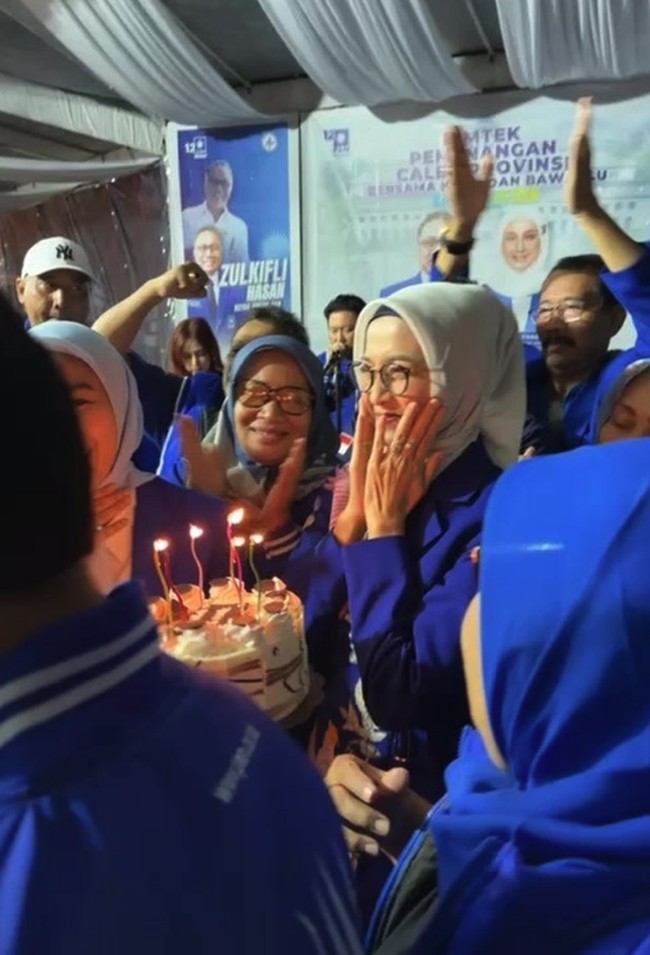 Kini usia Desy Ratnasari sudah setengah abad. Terlihat ia masih tampak awet muda ketika ulang tahunnya ikut dirayakan oleh teman-teman partainya. Foto: Instagram @desyratnasariterdepan