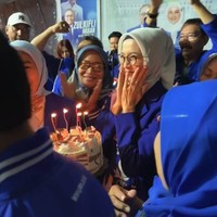 Kini usia Desy Ratnasari sudah setengah abad. Terlihat ia masih tampak awet muda ketika ulang tahunnya ikut dirayakan oleh teman-teman partainya. Foto: Instagram @desyratnasariterdepan