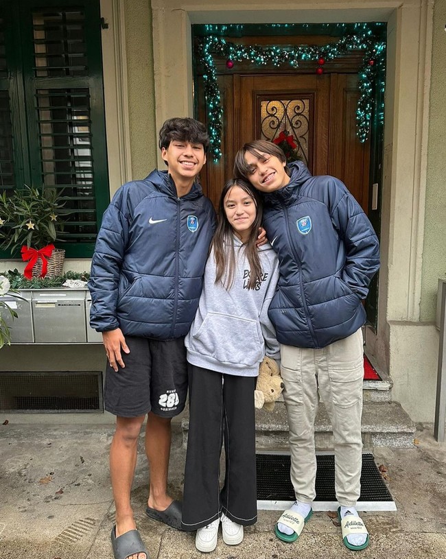 Setelah resmi menikah, Donna dan Darius telah dikaruniai 3 orang anak. Kini ketiga anaknya itu sudah semakin besar. Banyak yang mengatakan jika ketiganya terlihat lebih mirip Darius dibandingkan Donna. Foto: Instagram/@darius_sinathrya