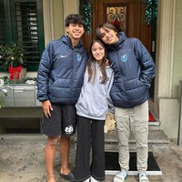 Setelah resmi menikah, Donna dan Darius telah dikaruniai 3 orang anak. Kini ketiga anaknya itu sudah semakin besar. Banyak yang mengatakan jika ketiganya terlihat lebih mirip Darius dibandingkan Donna. Foto: Instagram/@darius_sinathrya