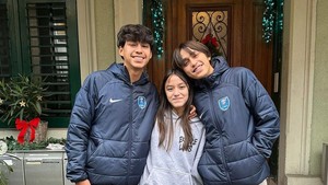 Kedua anak laki-laki Donna dan Darius, Lionel Nathan Sinathrya dan Diego Andres Sinathrya mengenyam pendidikan di luar negeri. Foto: Instagram/@darius_sinathrya