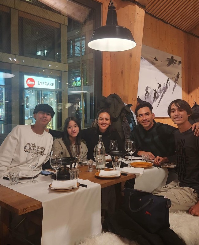 Ketika berada di Swiss kelimanya tampak dinner bersama. Banyak netizen yang memuji kekompakan keluarga artis yang satu ini. “Wahhhh adem banget liat nya,” komentar salah seorang netizen. Foto: Instagram/@darius_sinathrya