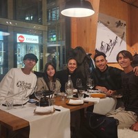 Ketika berada di Swiss kelimanya tampak dinner bersama. Banyak netizen yang memuji kekompakan keluarga artis yang satu ini. “Wahhhh adem banget liat nya,” komentar salah seorang netizen. Foto: Instagram/@darius_sinathrya