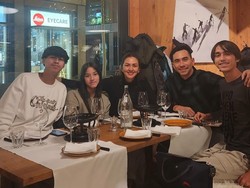 7 Foto Darius & Donna Agnesia di Swiss Bareng Anak Setelah 3 Bulan Terpisah