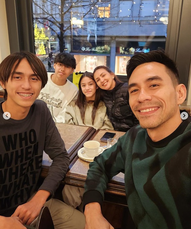 Selalu harmonis dan jauh daari kabar miring, keluarga Donna dan Darius juga kerap dijuluki family goals. Berpose bersama-sama, kelimanya memang terlihat kompak.  Foto: Instagram/@darius_sinathrya