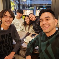 Selalu harmonis dan jauh daari kabar miring, keluarga Donna dan Darius juga kerap dijuluki family goals. Berpose bersama-sama, kelimanya memang terlihat kompak.  Foto: Instagram/@darius_sinathrya