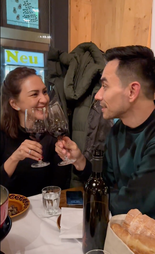 Meski sudah 17 tahun hidup berumah tangga bersama namun Donna dan Darius selalu terlihat mesra dan romantis. Tak heran jika keluarga Darius dan Donna banyak diidolakan netizen. Foto: Instagram/@darius_sinathrya