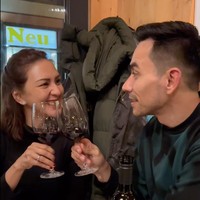 Meski sudah 17 tahun hidup berumah tangga bersama namun Donna dan Darius selalu terlihat mesra dan romantis. Tak heran jika keluarga Darius dan Donna banyak diidolakan netizen. Foto: Instagram/@darius_sinathrya