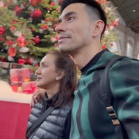 Bak masih pacaran, keduanya juga nempel terus bak prangko. Seperti dalam foto, ketika Donna dan Darius berkeliling Swiss untuk menikmati momen Natal di sana. Foto: Instagram/@darius_sinathrya