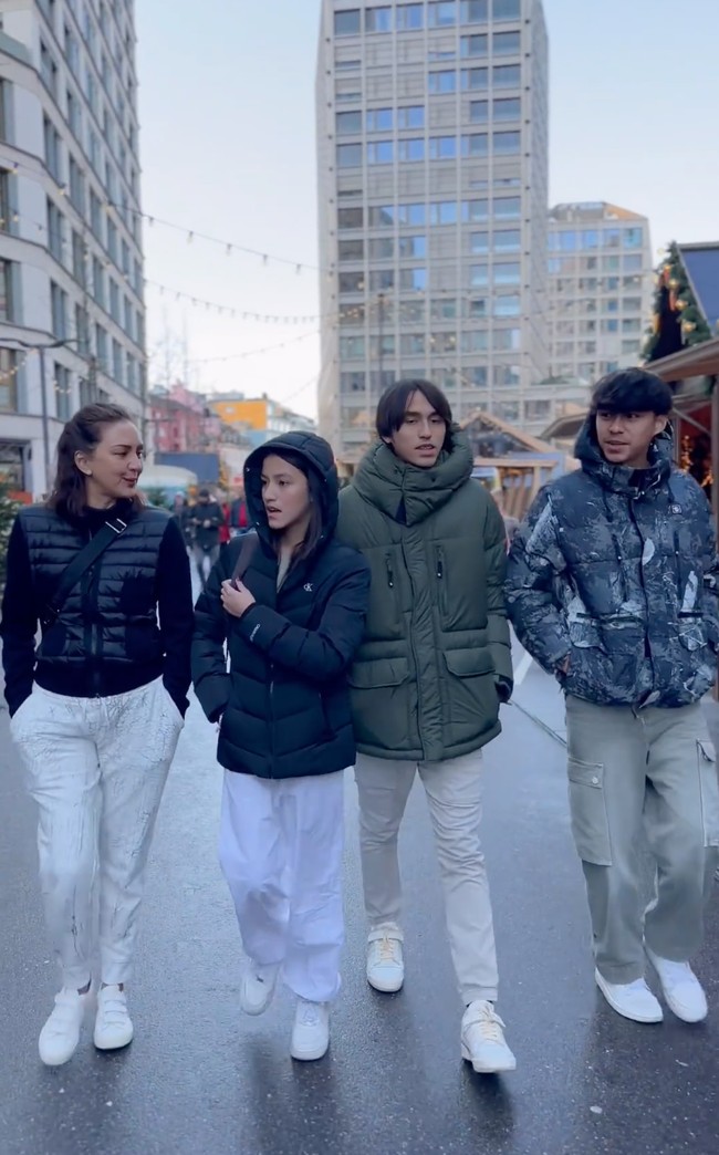 Makin langsing dan awet muda, penampilan Donna saat bersama anak-anaknya kini jadi terlihat bak bestie. Tinggi kedua putranya kini bahkan sudah mengalahkan Donna. Foto: Instagram/@darius_sinathrya