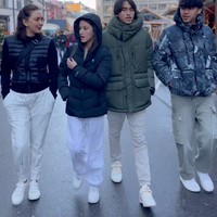 Makin langsing dan awet muda, penampilan Donna saat bersama anak-anaknya kini jadi terlihat bak bestie. Tinggi kedua putranya kini bahkan sudah mengalahkan Donna. Foto: Instagram/@darius_sinathrya