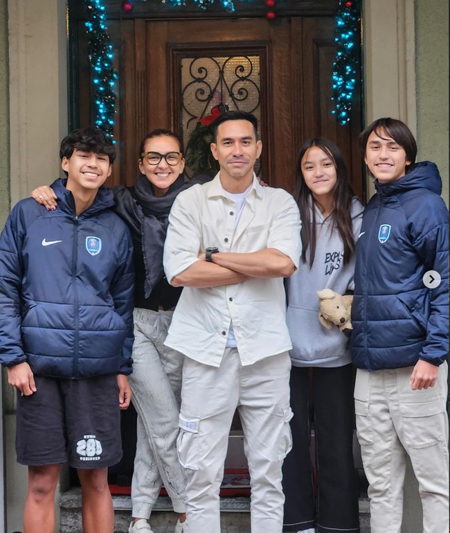 Setelah 3 bulan terpisah akhirnya Donna Agnesia dan Darius bisa kembali berkumpul bersama ketiga anak mereka. Diketahui dua putra mereka, Lionel dan Diego memang tengah bersekolah bola di Prancis. Foto: Instagram/@darius_sinathrya