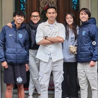 Setelah 3 bulan terpisah akhirnya Donna Agnesia dan Darius bisa kembali berkumpul bersama ketiga anak mereka. Diketahui dua putra mereka, Lionel dan Diego memang tengah bersekolah bola di Prancis. Foto: Instagram/@darius_sinathrya
