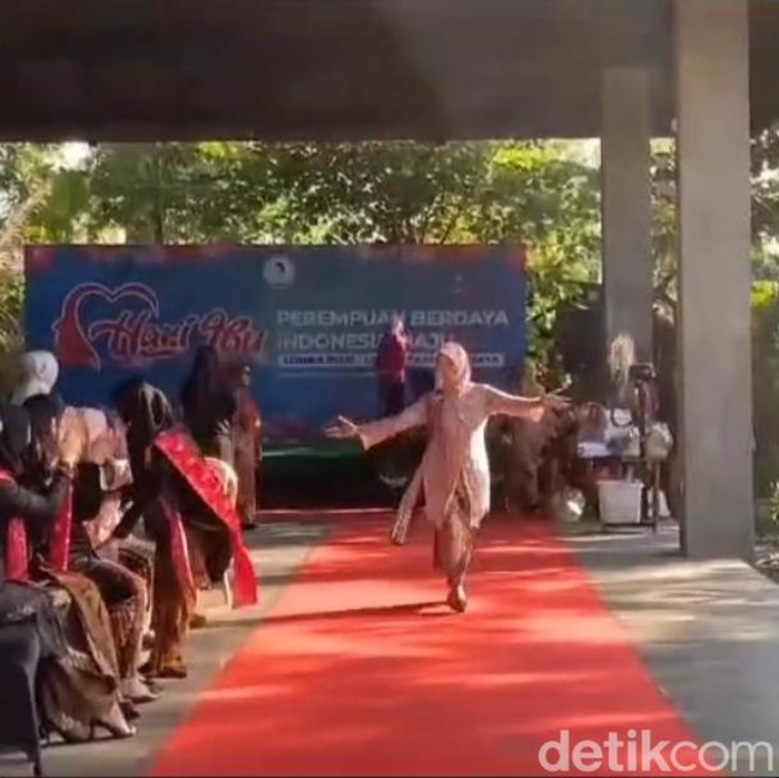 Emak-emak di Lamongan rayakan Hari Ibu dengan lomba baca puisi hingga modeling (Foto: Eko Sudjarwo/detikJatim)