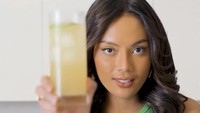 Dalam video ini Erika membagikan resep cocktail ala dirinya. Ia mencampurkan vodka, air jeruk nipis, minuman berenergi, dan es batu. Foto: Instagram eri.carl