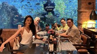 Bersama keluarganya, Erika menikmati momen makan istimewa di Koral Restaurant di Bali. Pemandangan bawah laut jadi highlight-nya. Foto: Instagram eri.carl
