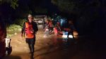 Detik-detik Evakuasi Warga Terdampak Banjir 2 Meter di Bungo Jambi