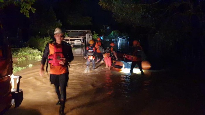 Evakuasi warga terdampak banjir di Bungo.