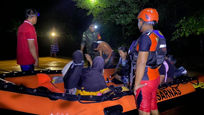 Evakuasi warga terdampak banjir di Bungo Evakuasi warga terdampak banjir di Bungo.