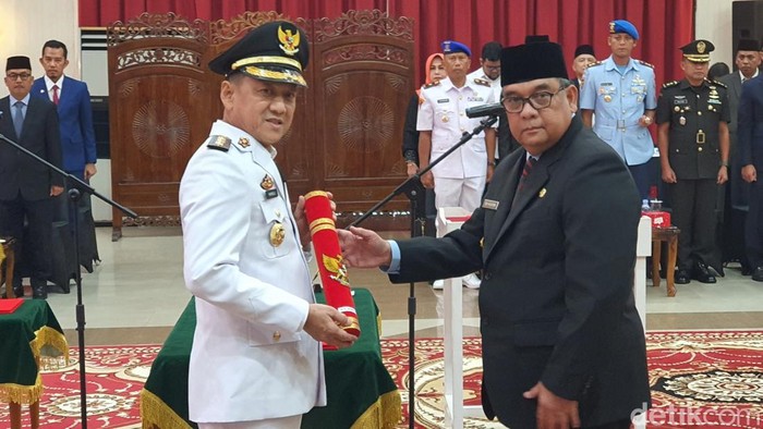 Foto: Edy Natar melantik Hambali (Raja Adil Siregar)