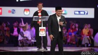 Ini momen saat Cak Imin maju dari podium saat menanggapi pernyataan Cawapres nomor urut 2, Gibran Rakabuming Raka. Cak Imin melontar candaan bahwa maju ke depan bisa lebih dekat dengan panelis.