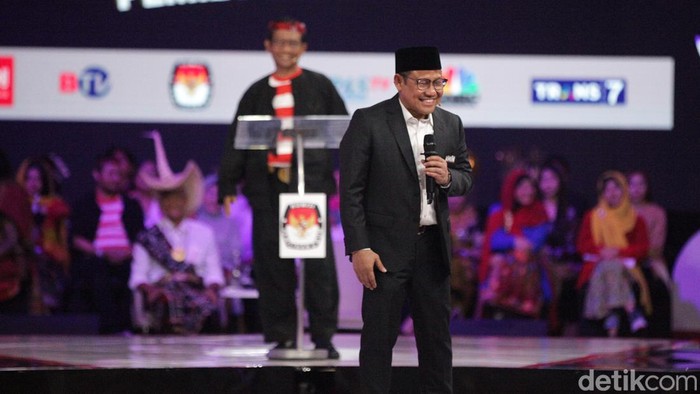 Foto-foto Cak Imin Maju dari Podium saat tanggapi Gibran soal Investasi Foto-foto Cak Imin Maju dari Podium saat tanggapi Gibran soal Investasi