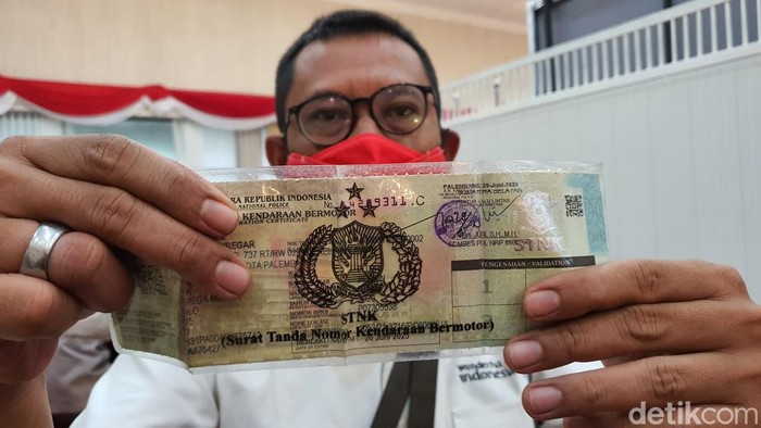 Foto: Wajib pajak usai bayar pajak (Dok Raja Adil Siregar)