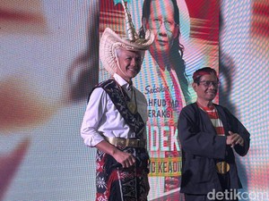 Ganjar-Mahfud Bertolak ke JCC, Pakai Baju Adat NTT dan Madura