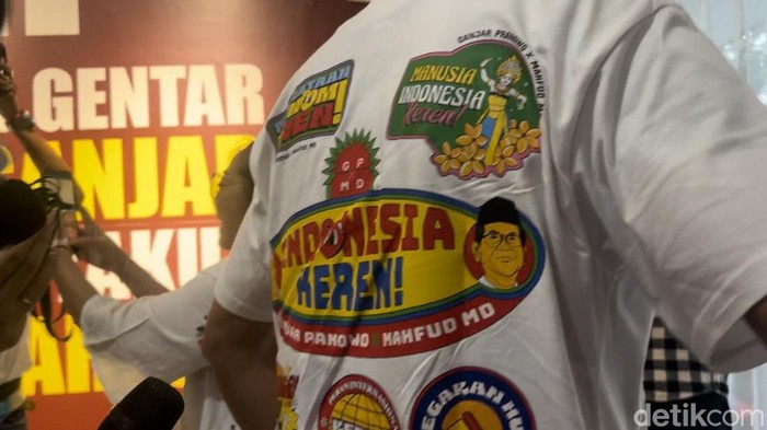 Ganjar Pranowo memamerkan kaos buatan relawan saat tiba di Posko Teuku Umar, Menteng, Jakpus(Kadek/detikcom)