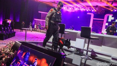 Gegana Sisir Panggung Debat Cawapres di JCC