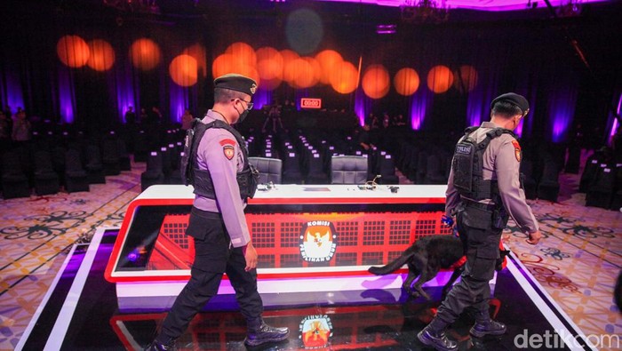KPU menggelar debat cawapres Pilpres 2024 di JCC, Senayan, Jakarta malam ini. Tim Gegana menyisir panggung sebelum debat dimulai.