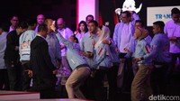 Dibeberapa momen Gibran langsung menjadi sasaran swafoto bareng pendukung.